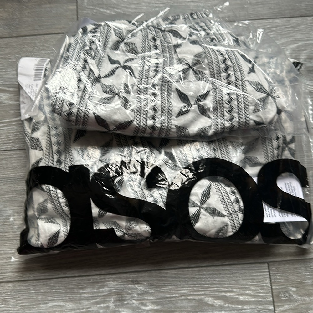 Topshop Embroidered Beach Set in Monochrome - Picture 15 of 15
